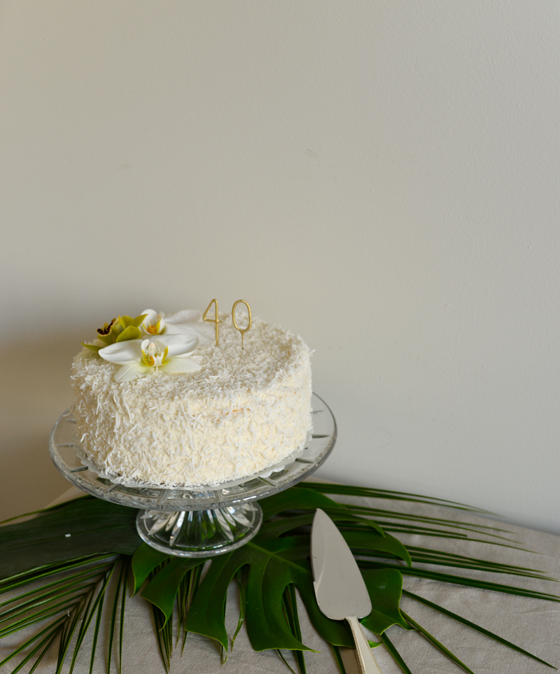 The Partiologist: Hawaiian Themed Cake & Cupcakes!