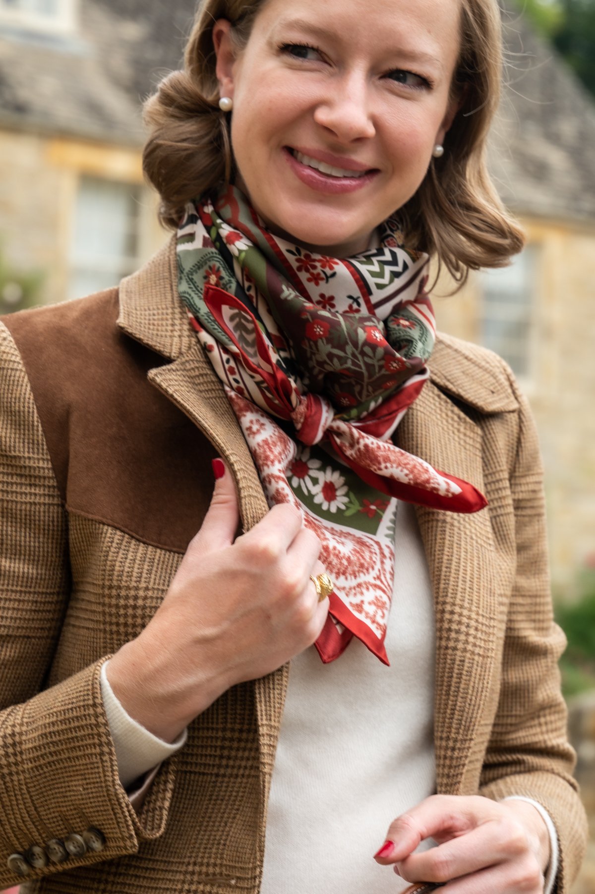 MY FAVORITE WAYS TO ACCESSORIZE WITH SCARVES // SILK SCARF TUTORIAL 
